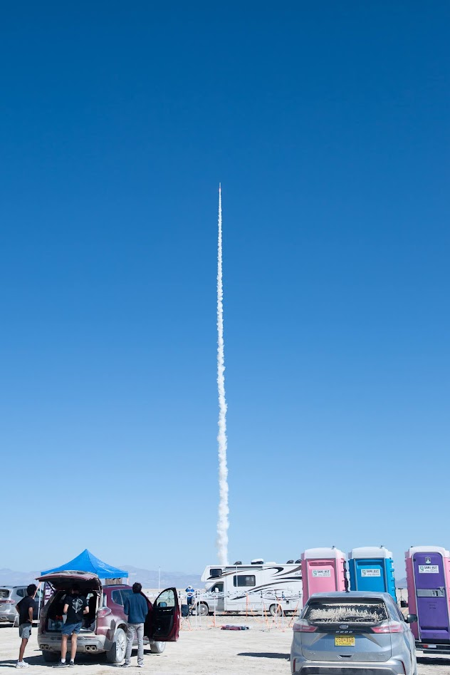 ARLISS会場でロケットが打ち上がる様子